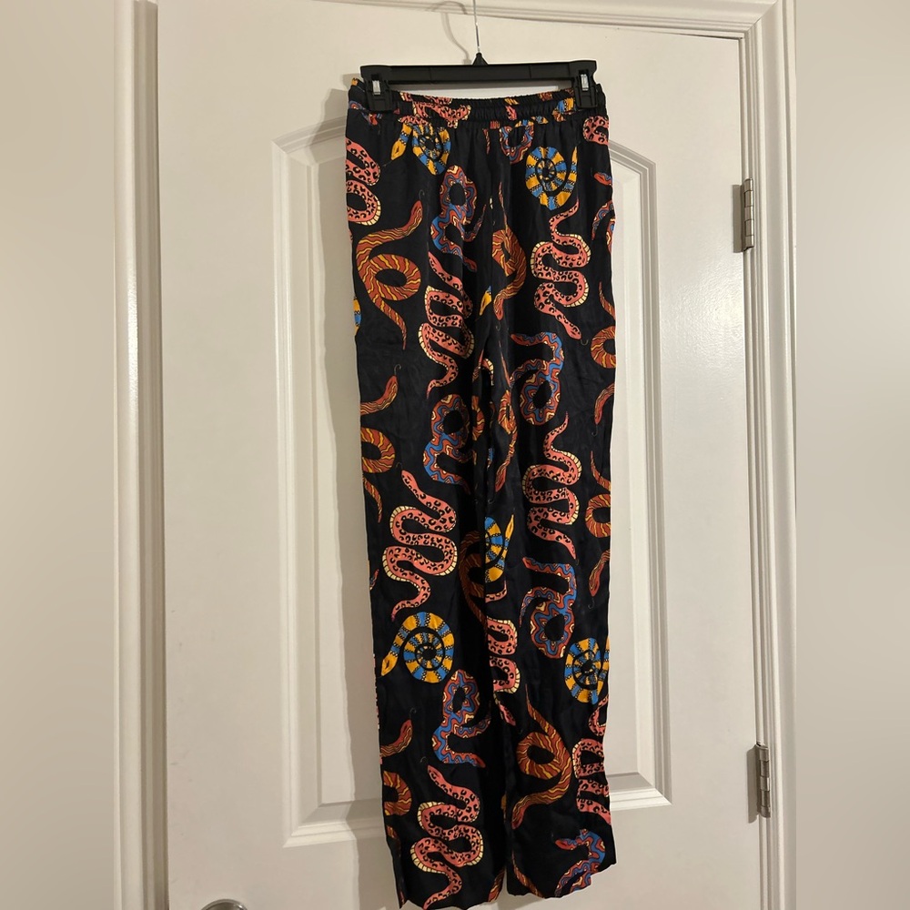 FARM Rio Black Straight-Leg Snake Print Pants with Multicolor Motifs - Picture 9 of 15